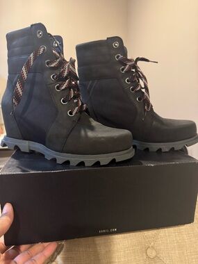 Sorel Black Women’s Lace-Up Ankle Boots with Red-Accented Laces